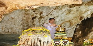 จังหวัดเลย ประกอบพิธีพลีกรรมตักน้ำจากแหล่งน้ำศักดิ์สิทธิ์ถ้ำเพียงดิน วัดถ้ำผาปู่ เพื่อจัดทำน้ำพระพุทธมนต์ศักดิ์สิทธิ์ เนื่องในโอกาสปีมหามงคล วันเฉลิมพระชนมพรรษาพระบาทสมเด็จพระเจ้าอยู่หัว ครบ 6 รอบ 28 กรกฎาคม 2567